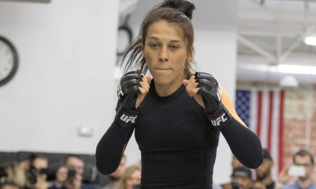 Звезда UFC взорвала сеть фото в купальнике