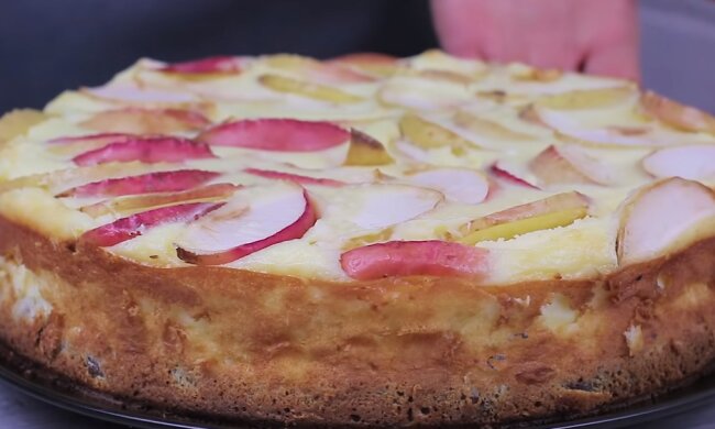 Необычное сочетание яблок и сыра: рецепт вкусного пирога к чаю, который удивит гостей