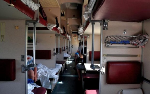 Прокинулася від різкого болю: поїздка в Укрзалізниці закінчилася для пасажирки плачевно