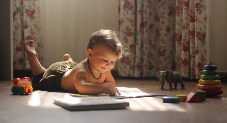 Ребенок играет с игрушками / фото: Pixabay