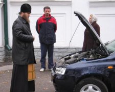 Отпустил себе грехи: батюшка-депутат получает миллионные подарки