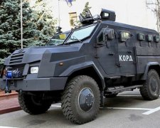 Бронемашини "Варта" зі шведської сталі презентували нашим бійцям (фото)