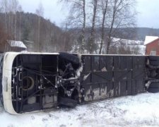 Стрімголов у кювет: переповнений автобус потрапив у страшну ДТП