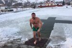 "Крещенские моржи" Нового канала: как Лебедь, Тыльный, Кензов, Михиенко и Сергийчук принимают "ледяные ванны"