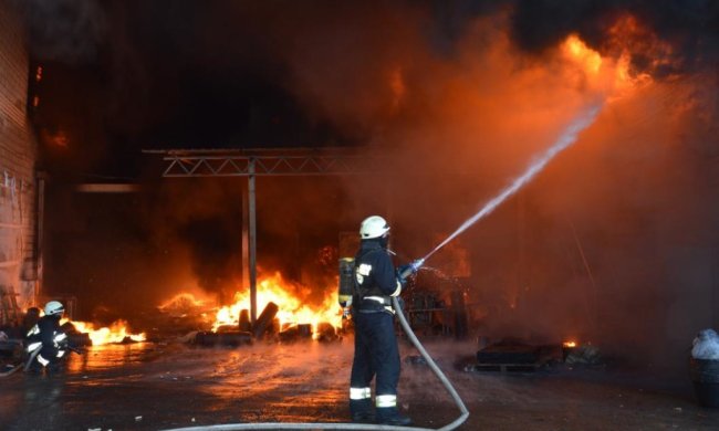Сплячих киян підірвала нічна пожежа: стовп диму і вогню, - тікали, в чому мати народила