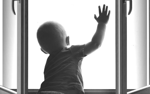 У Запоріжжі немовля випало з вікна на очах у вітчима, матір пішла "у справах": копи підозрюють найстрашніше