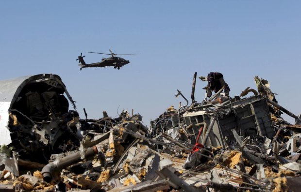 Літак розвалився перед аеропортом, багато жертв: перші кадри жахливої катастрофи