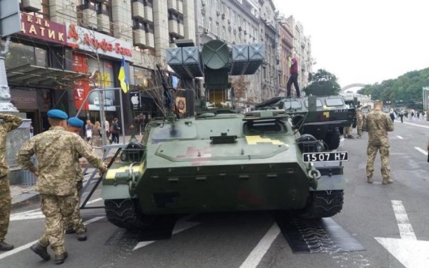 В Киев стягивают военную технику: что происходит