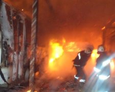 Чотири пасажирські автобуси згоріли на Хмельниччині