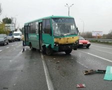 Переповнена маршрутка влетіла в іномарку: є жертви