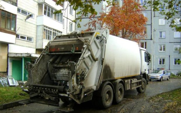 Настоящее месиво: мусоровоз раздавил киевлянку
