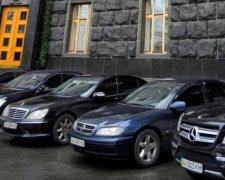 Чиновники пополняют автопарк по-тихому