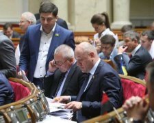 Активисты заблокировали народных депутатов