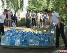 Житомирские студенты принесли на выпускной воду для бойцов вместо цветов