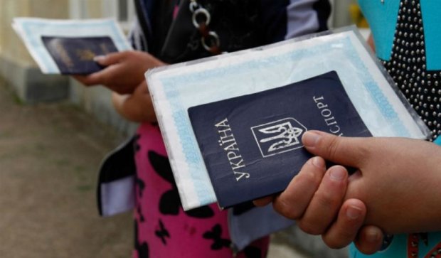 На Донбассе чиновники выдавали незаконные справки переселенцам