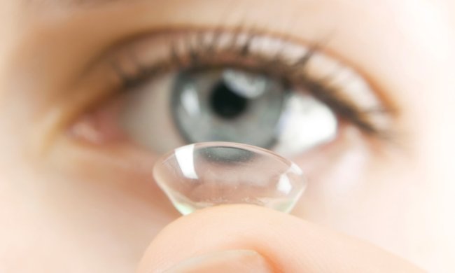 Вчені запропонували лікувати травми очей контактними лінзами