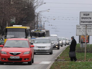 Пешеходы и дорога, фото из свободных источников