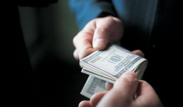 Черкаського прокурора спіймали на хабарі в 1,5 тисячі доларів