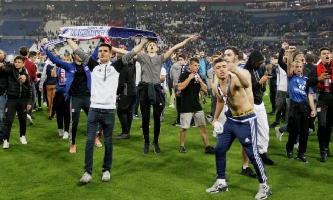 УЕФА накажет Лион и Бешикташ за действия собственных фанатов