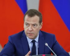 Не перестаем держаться: Медведев заткнул недовольных чиновников