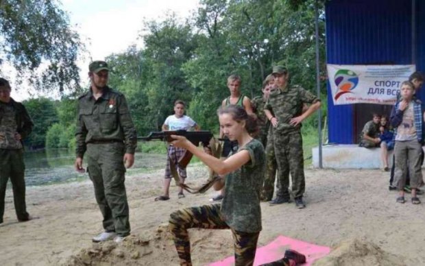 Травма на все життя: в мережі показали, як бойовики зомбують дітей у Донецьку