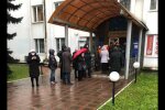 Черновчан заставили "ночевать" под налоговой, нервов не хватает: "И в снег, и в дождь"