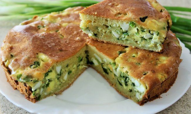 Швидкий рецепт заливного пирога з зеленою цибулею і яйцем