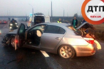 BMW врезался в ограждение под Киевом: пассажирка погибла (фото)