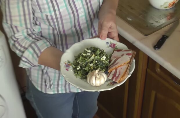Салат из крапивы и одуванчиков, кадр из видео-рецепта