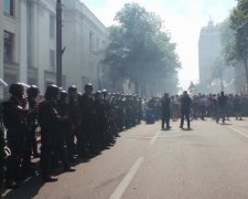Активистов под Радой "спаковали" в лучших традициях Януковича