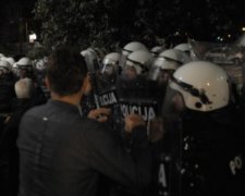 Полиция Черногории применила гранаты против агрессивных митингующих