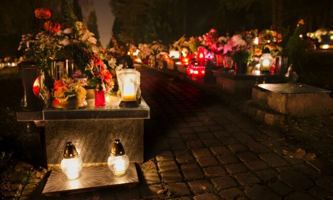 Назавжди в серцях дітей - на могилу раптово померлого Галкіна покладають свіжі квіти та цукерки