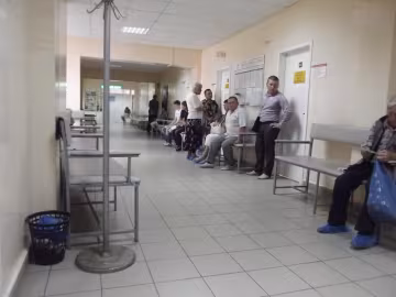 Скрутило живот: семья под Запорожьем угодила в больницу из-за лесного лакомства