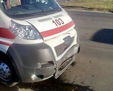 ВАЗ протаранил на полном ходу "скорую" (фото)