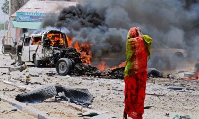 Через вибух замінованого авто у Сомалі загинуло 10 людей 