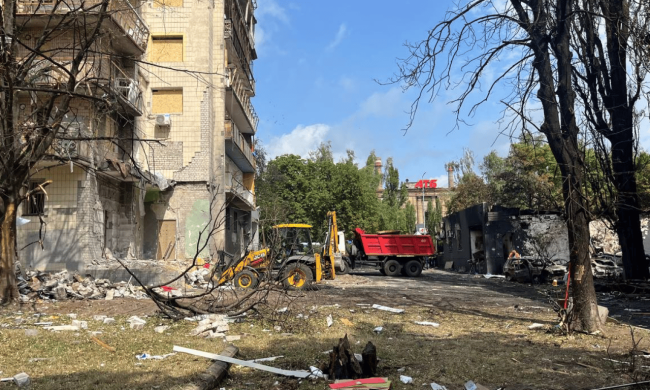 Ликвидация последствий обстрела в Соломенском районе Киева