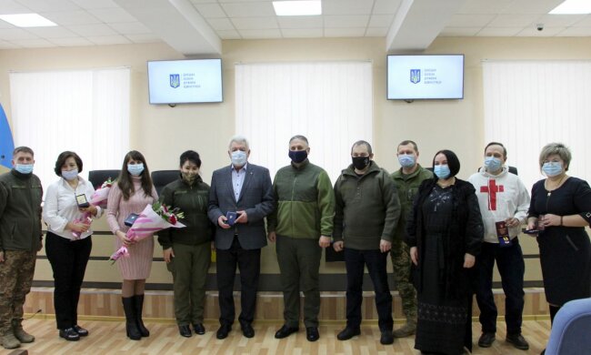 На Донбасі нагородила волонтерів за допомогу українським воїнам, фото: штаб ООС