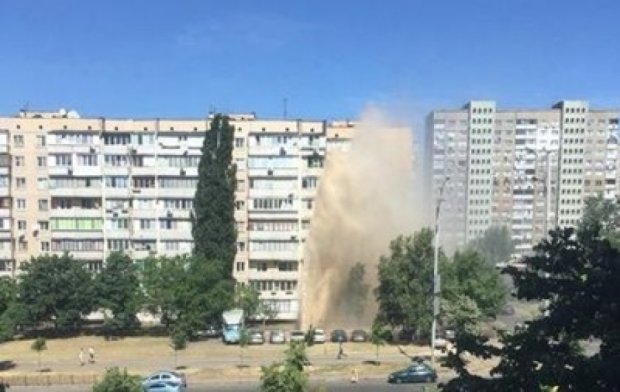 В Киеве на Троещине прорвало трубопровод