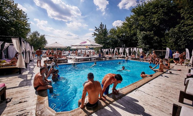 Топ открытых бассейнов в Днепре: где можно развлечься и поплавать летом