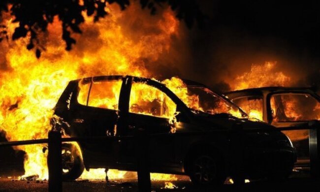 Три автомобілі загорілися від вибуху у Дніпропетровську