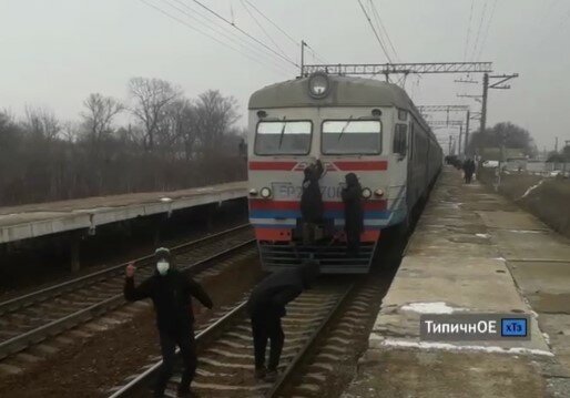 В Харькове малолетние зацеперы рискнули жизнью на глазах у испуганных пассажиров: "В последний путь?"