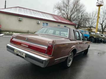 Lincoln Town Car 1985 року, скріншот: YouTube