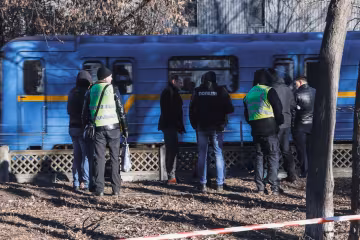 В Киеве у метро обнаружили тело голой женщины: фото 18+