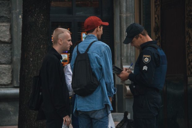 В центре Киева орудуют банды подростков: били кастетом, забрызгали газом