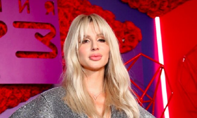 "Секс-бомба!": Лобода в мини устроила танцы верхом на единороге