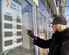 Українці масово продають долари та євро й скуповують гривню: що буде з курсом валют