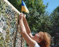 На Михайлівській площі плели маскувальні сітки для АТО (фото)