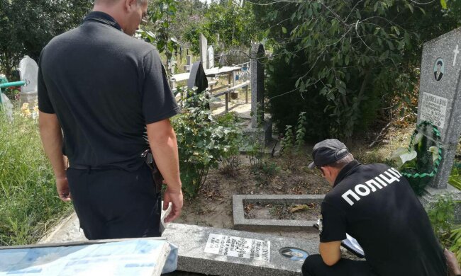 "За это боролись ваши деды?": одесские вандалы поиздевались над святой памятью украинцев, дикие кадры