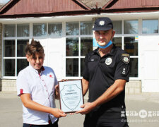 Шепетівські поліцейські відзначили семикласника, що намагався впіймати крадія, фото denzadnem.com.ua