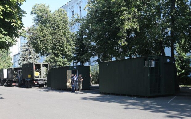 Украинские военные на Донбассе оценили мобильные домики от Зеленского: лучше подальше от обстрелов